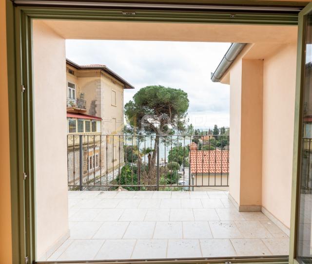 Opatija, 135m2, 2s+db, balkon, vrt, pogled na more