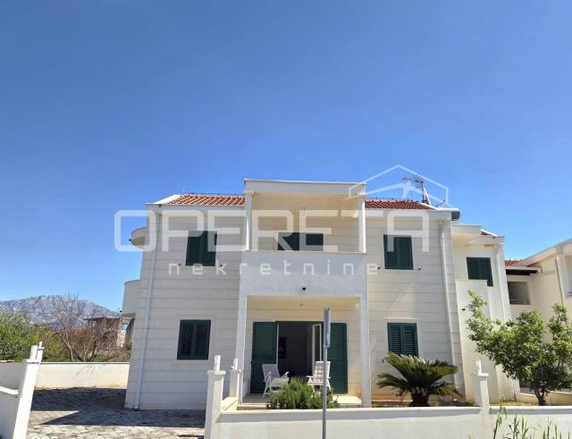 SUĆURAJ, OTOK HVAR- EKSKLUZIVNA NEKRETNINA U PRVOM REDU DO MORA 