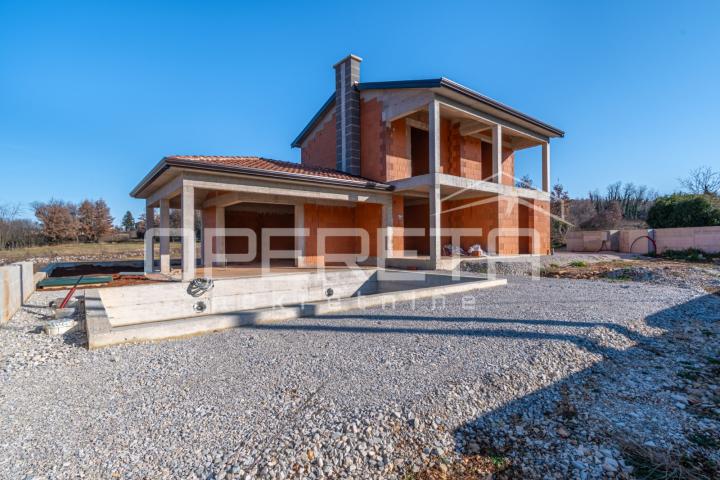 Istra, Višnjan okolica - Samostojeća kuća u roh bau fazi 