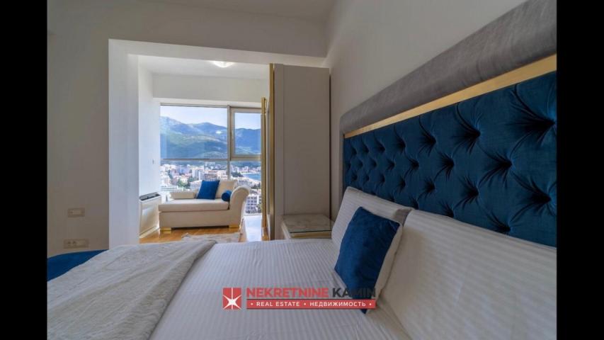 Trosoban stan sa panoramskim pogledom, Budva 