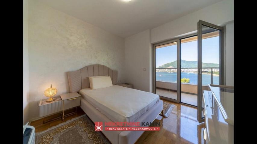 Trosoban stan sa panoramskim pogledom, Budva 