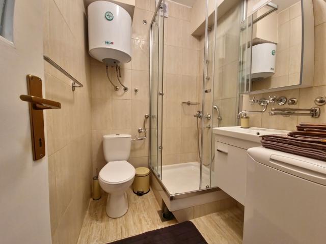 Jednosoban stan 40m2 u centru Budve (NA DUZI PERIOD, DOSTUPNO OD 01.10.2026)