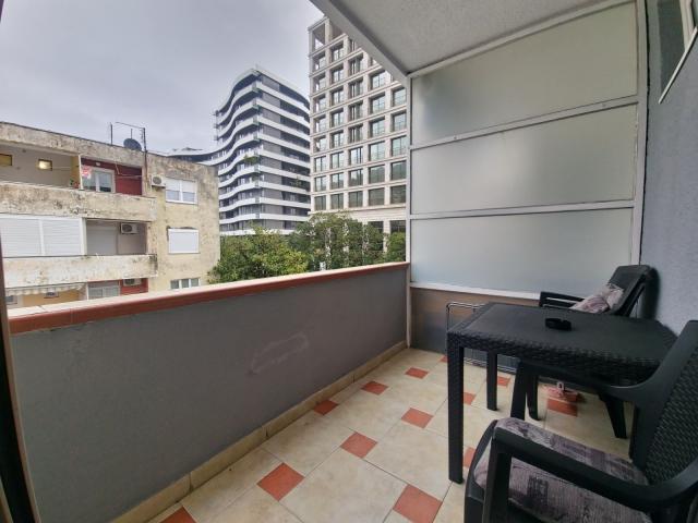Jednosoban stan 40m2 u centru Budve (NA DUZI PERIOD, DOSTUPNO OD 01.10.2026)