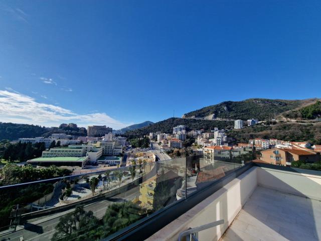 Luksuzni dvosobni penthouse 135 m² sa panoramskim pogledom na more i dva parking mesta – Bečići