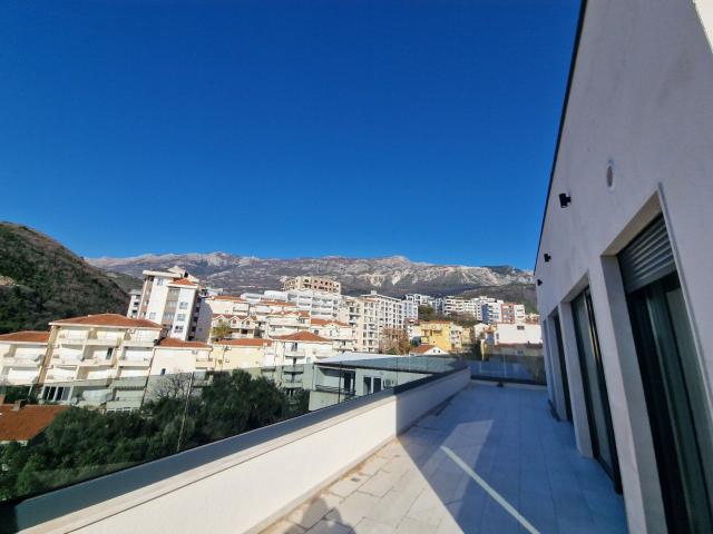 Luksuzni dvosobni penthouse 135 m² sa panoramskim pogledom na more i dva parking mesta – Bečići