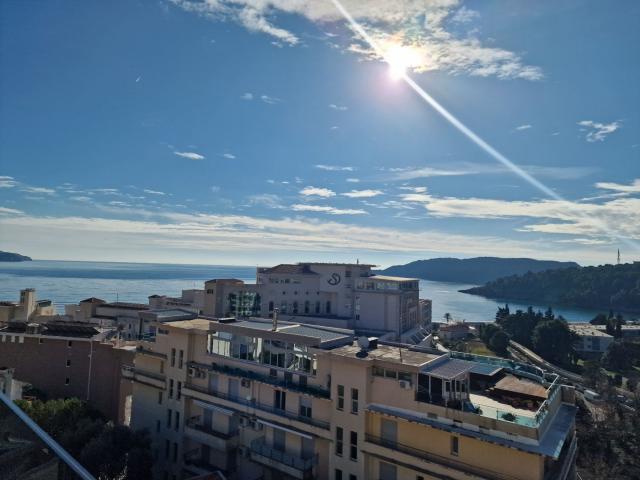 Luksuzni dvosobni penthouse 135 m² sa panoramskim pogledom na more i dva parking mesta – Bečići