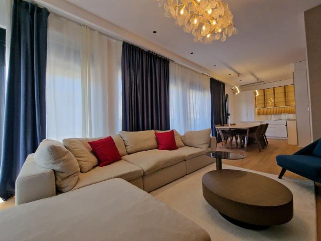 Luksuzni dvosobni penthouse 135 m² sa panoramskim pogledom na more i dva parking mesta – Bečići