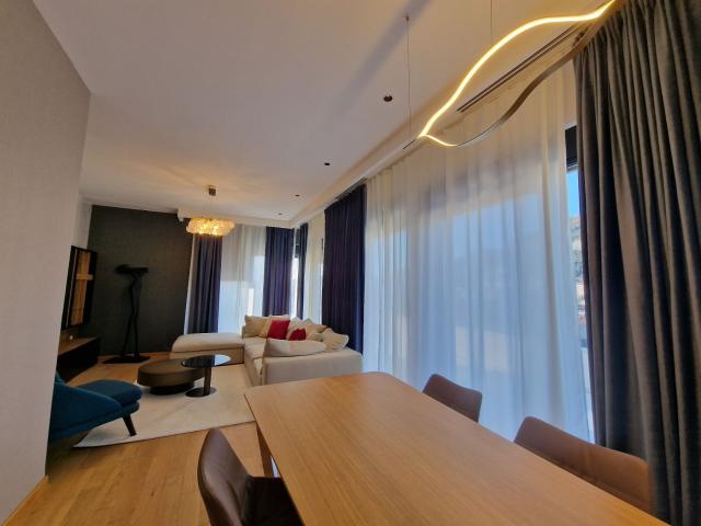 Luksuzni dvosobni penthouse 135 m² sa panoramskim pogledom na more i dva parking mesta – Bečići
