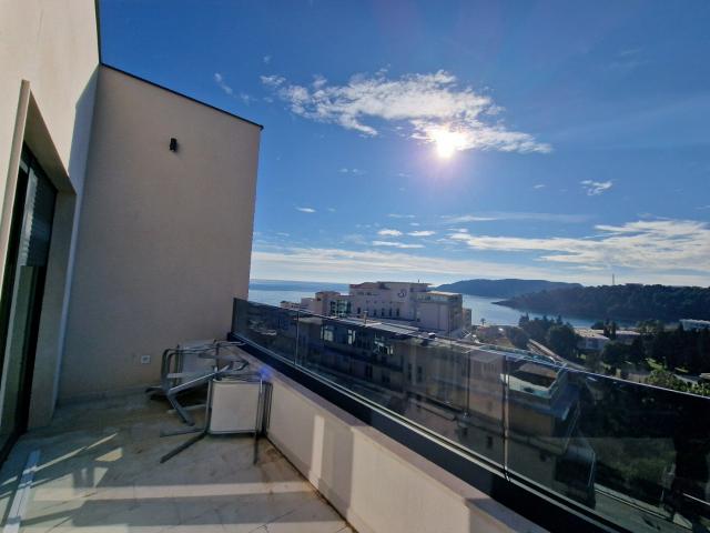 Luksuzni dvosobni penthouse 135 m² sa panoramskim pogledom na more i dva parking mesta – Bečići
