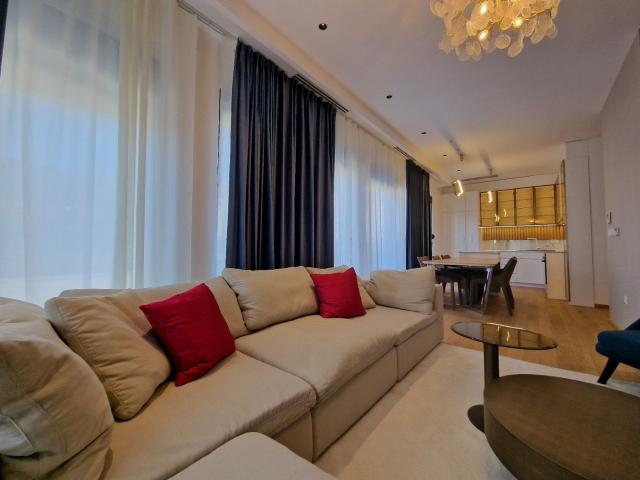 Luksuzni dvosobni penthouse 135 m² sa panoramskim pogledom na more i dva parking mesta – Bečići