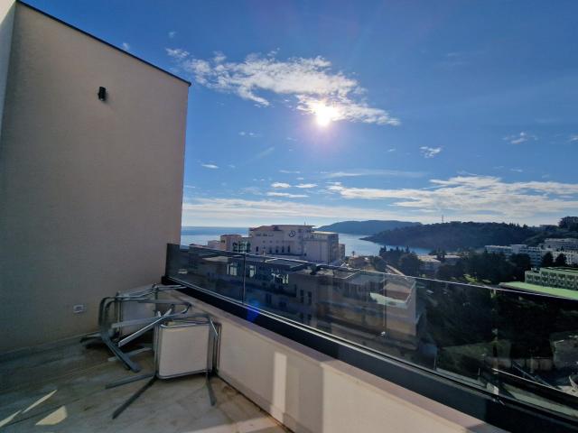Luksuzni dvosobni penthouse 135 m² sa panoramskim pogledom na more i dva parking mesta – Bečići