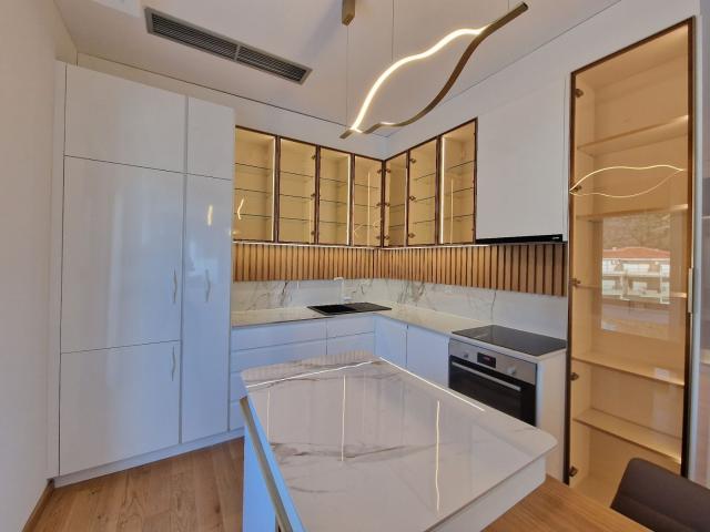 Luksuzni dvosobni penthouse 135 m² sa panoramskim pogledom na more i dva parking mesta – Bečići