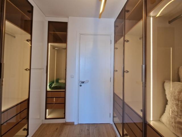 Luksuzni dvosobni penthouse 135 m² sa panoramskim pogledom na more i dva parking mesta – Bečići