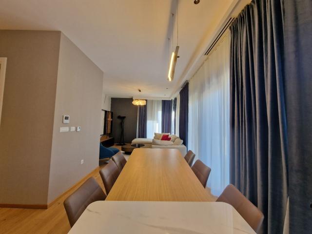 Luksuzni dvosobni penthouse 135 m² sa panoramskim pogledom na more i dva parking mesta – Bečići