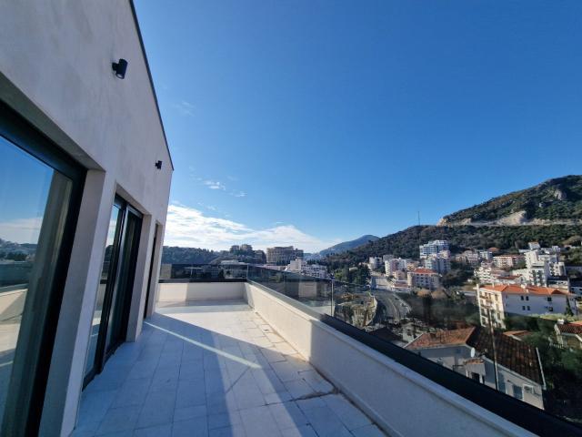 Luksuzni dvosobni penthouse 135 m² sa panoramskim pogledom na more i dva parking mesta – Bečići