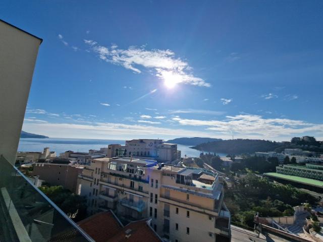Luksuzni dvosobni penthouse 135 m² sa panoramskim pogledom na more i dva parking mesta – Bečići