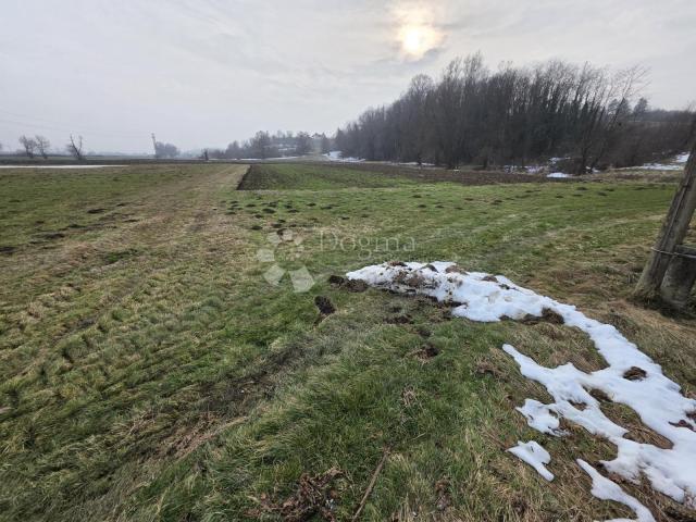 Zemljište 3.766m² u Luki nadomak glavne ceste prema Kupljenovom