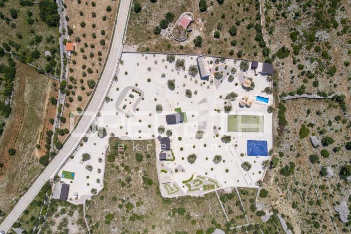 Brač, Milna - raznovrsno imanje s bazenom i sportskim sadržajima