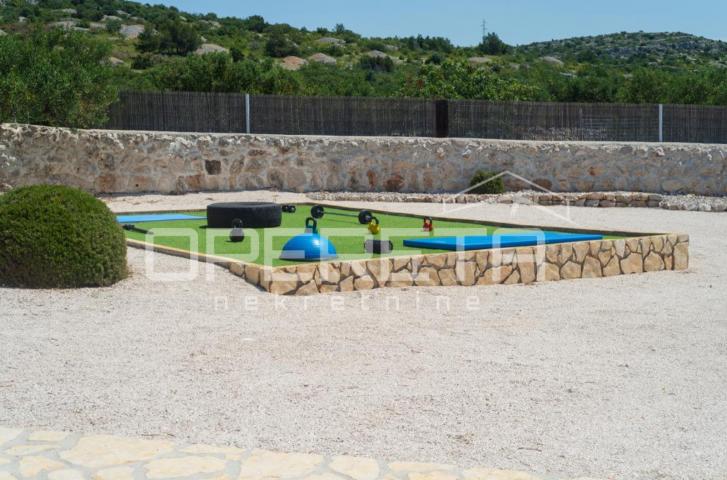 Brač, Milna - raznovrsno imanje s bazenom i sportskim sadržajima
