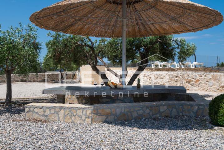 Brač, Milna - raznovrsno imanje s bazenom i sportskim sadržajima