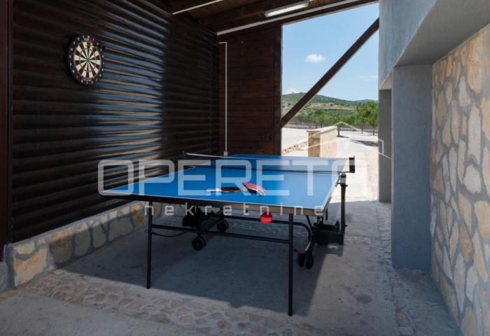 Brač, Milna - raznovrsno imanje s bazenom i sportskim sadržajima