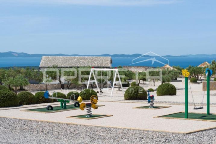 Brač, Milna - raznovrsno imanje s bazenom i sportskim sadržajima