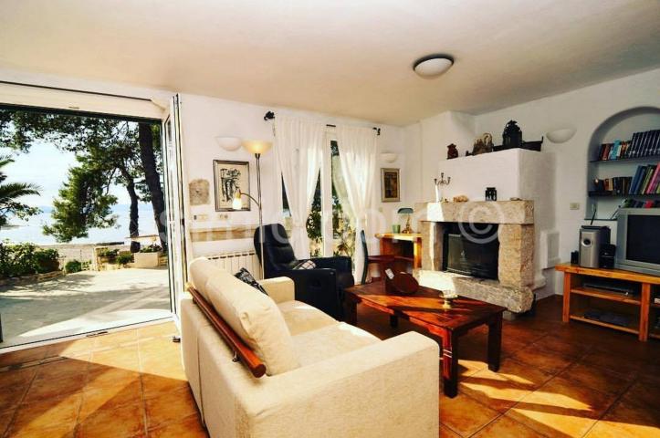 Prekrasna vila s bazenom, prvi red u Mircima