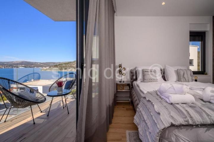 Vila s bazenom 170m od mora, Rogoznica