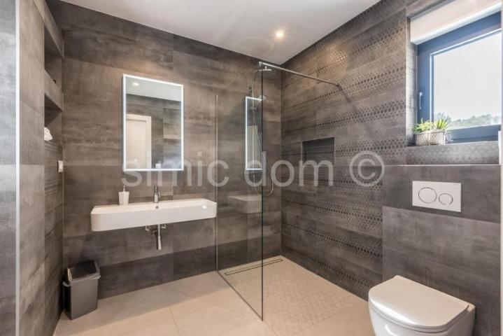 Vila s bazenom 170m od mora, Rogoznica