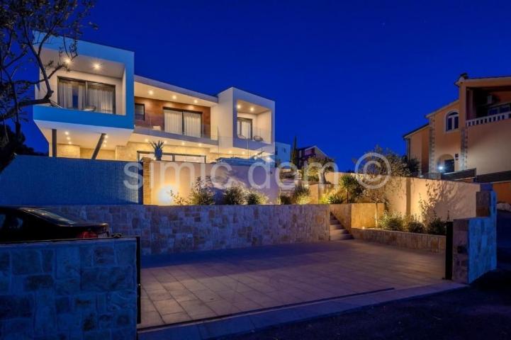 Vila s bazenom 170m od mora, Rogoznica