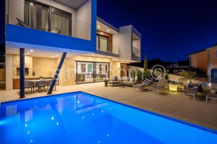 Vila s bazenom 170m od mora, Rogoznica