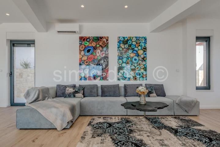 Vila s bazenom 170m od mora, Rogoznica