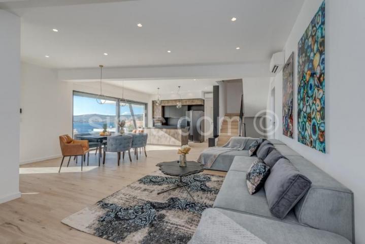 Vila s bazenom 170m od mora, Rogoznica