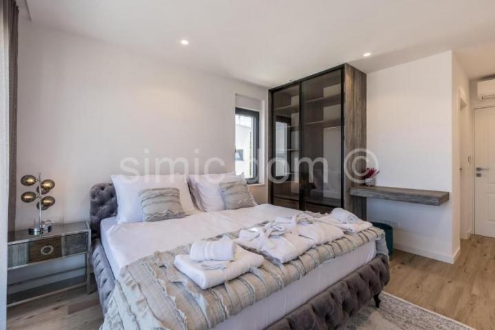 Vila s bazenom 170m od mora, Rogoznica
