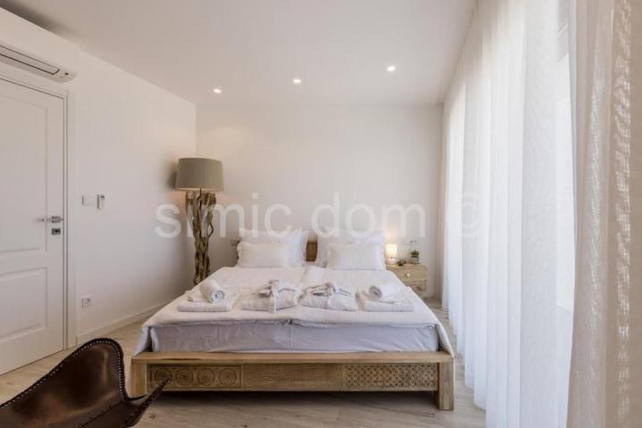 Vila s bazenom 170m od mora, Rogoznica