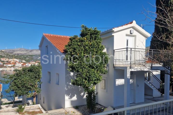 Novouređena kuća u prvom redu do mora, Trogir