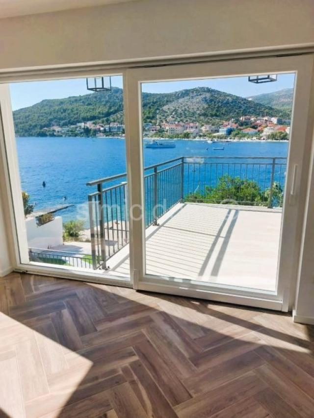 Novouređena kuća u prvom redu do mora, Trogir