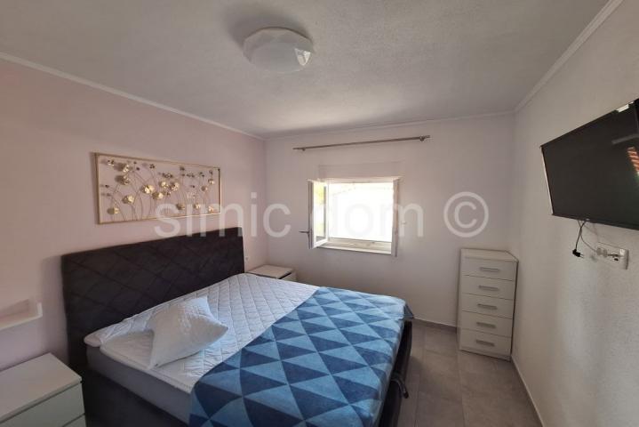 Kuća s četiri stana 50m od mora, Sevid