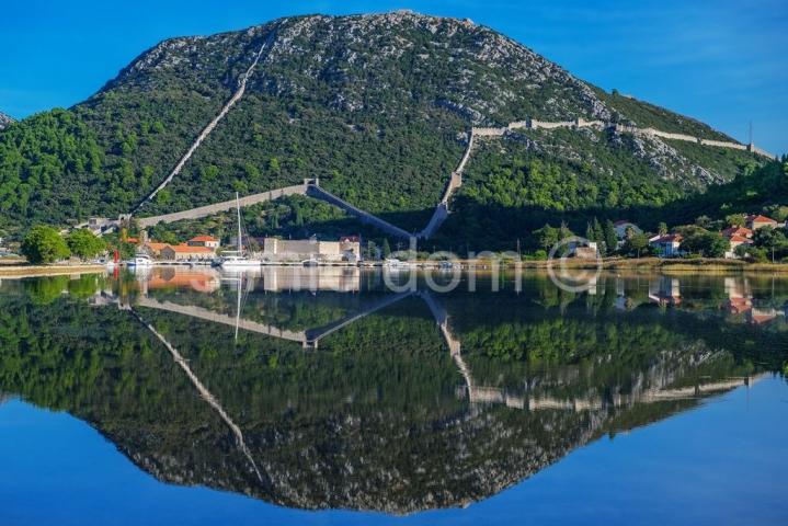 Veliko zemljište unutar zidina, Ston