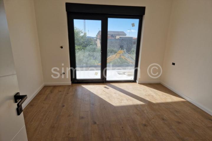 Prostrani apartman blizu plaže i centra, Tribunj