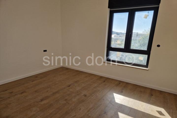 Prostrani apartman blizu plaže i centra, Tribunj