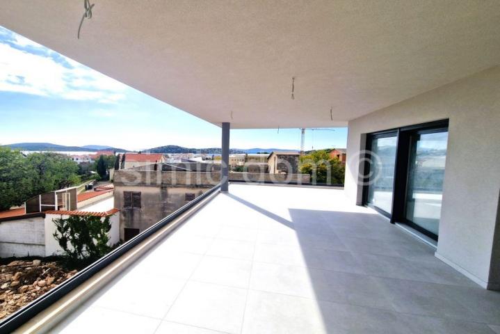 Prostrani apartman blizu plaže i centra, Tribunj