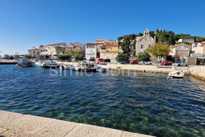 Prostrani apartman blizu plaže i centra, Tribunj