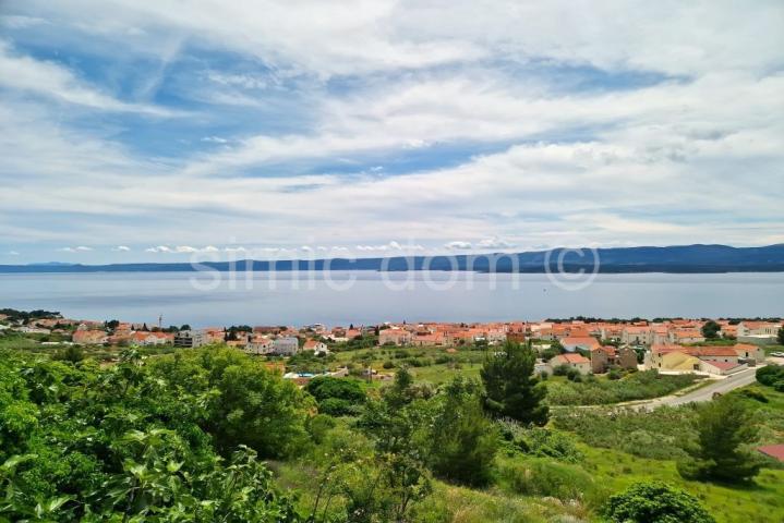 Poljoprivredno zemljište s kućicom i otvorenim pogledom, Brač
