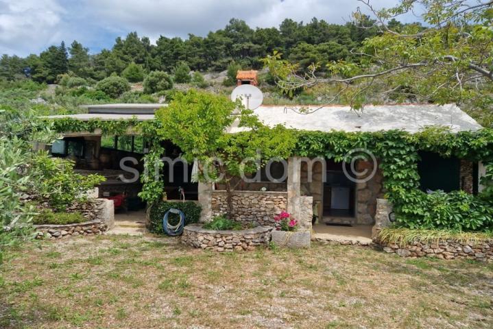 Poljoprivredno zemljište s kućicom i otvorenim pogledom, Brač