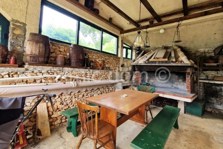 Poljoprivredno zemljište s kućicom i otvorenim pogledom, Brač