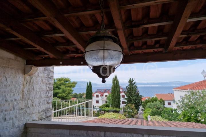 Kuća s bazenom i pogledom na more, Brač