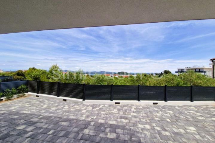 Apartman s vrtom i pogledom na more, Murter