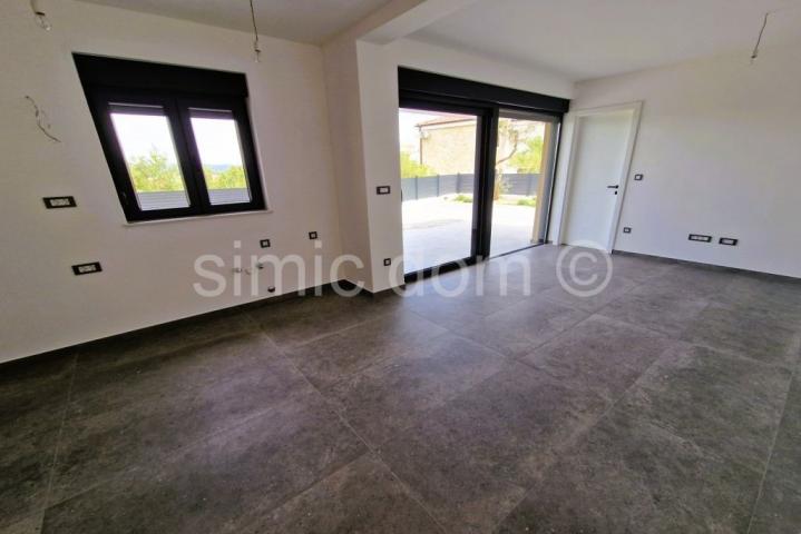 Apartman s vrtom i pogledom na more, Murter