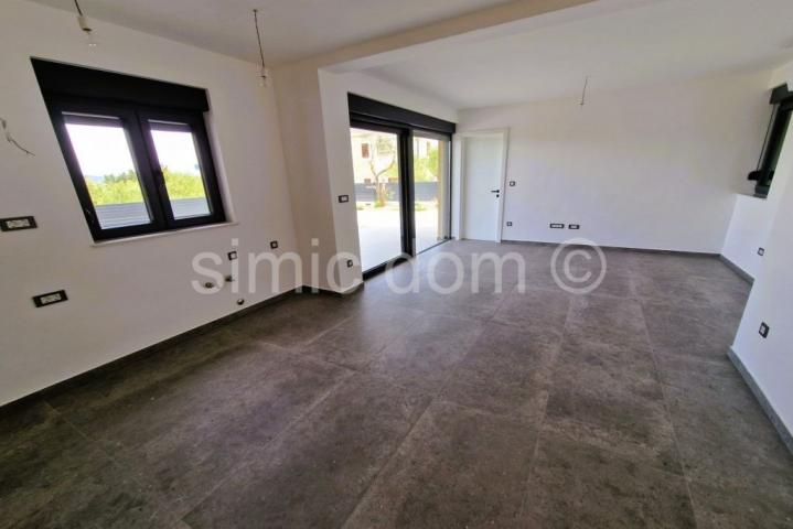 Apartman s vrtom i pogledom na more, Murter